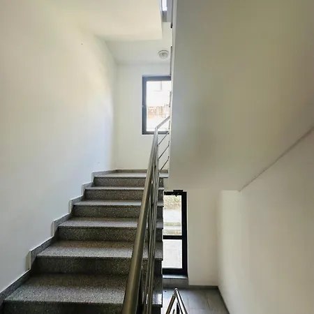Apartman Rose - Bulgaria Mall, Brand New, Ground Floor, Family-friendly, Baby Cot&chair, Mountain View, Self Check-in, Free Public Parking And Paid Underground In The Mall *