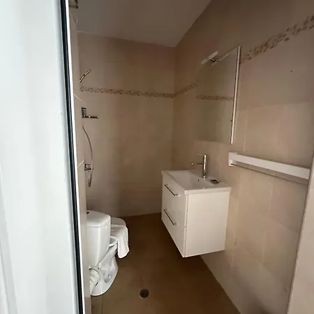 Rose - Bulgaria Mall, Brand New, Ground Floor, Family-friendly, Baby Cot&chair, Mountain View, Self Check-in, Free Public Parking And Paid Underground In The Mall * Szófia